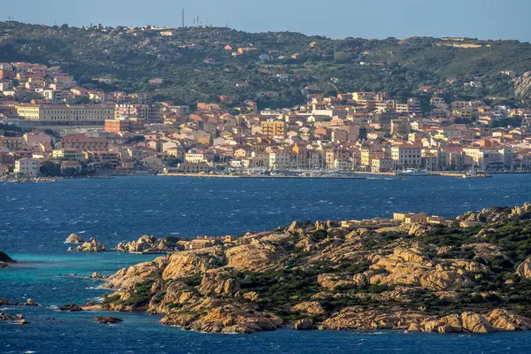 Uitzicht vanaf Palau naar La Maddalena in Sardinië — Stockfoto