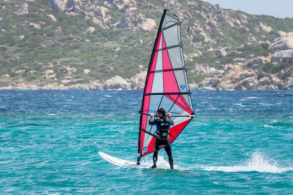 Porto Pollo, Sardinie/Itálie – 21. května: Windsurfing v anketě Porto — Stock fotografie