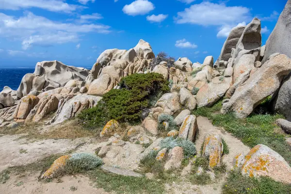 Neobvyklé skalní útvar nedaleko moře u Capo Testa Sardinie — Stock fotografie