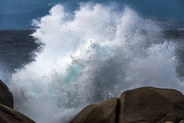 De kustlijn op capo testa Sardinië beukende golven — Stockfoto