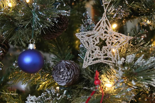 EAST GRINSTEAD, WEST SUSSEX/UK - DECEMBER 20 : Christmas Tree De — Stock Photo, Image