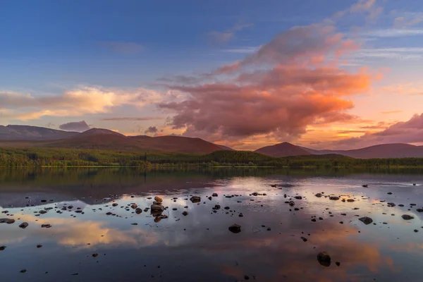Utsikt över Loch Morlich vid solnedgången — Stockfoto