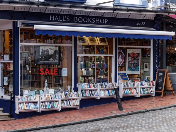 TUNBRIDGE WELLS, KENT / UK - JANUARY 5: Hall 's Bookshop in Royal — стоковое фото