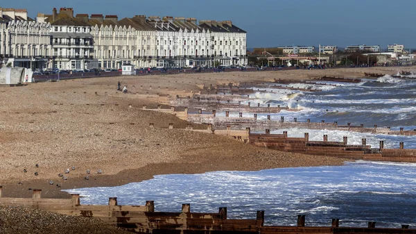 EASTBOURNE, ESTE SUSSEX / Reino Unido - 7 DE ENERO: Vista de los edificios a lo largo de —  Fotos de Stock