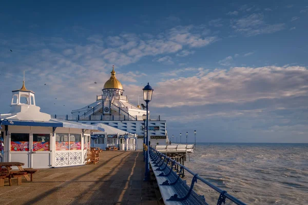 EASTBOURNE, ESTE SUSSEX / Reino Unido - 7 DE ENERO: Vista del muelle de Eastbourne —  Fotos de Stock