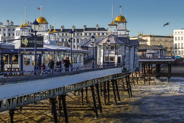 EASTBOURNE, ORIENTE SUSSEX / UK - JANEIRO 7: Vista do cais de Eastbourne — Fotografia de Stock