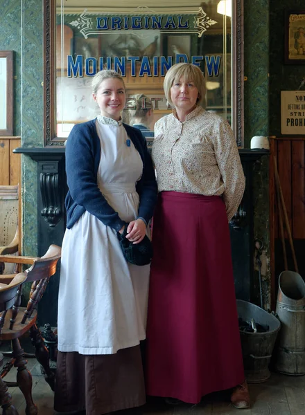 : Stanley County Durham/Uk - 20 januari twee vrouwen binnen een oude — Stockfoto