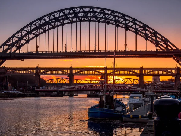 NEWCASTLE UPON TYNE, TYNE AND WEAR / UK - 20 DE ENERO: Atardecer —  Fotos de Stock