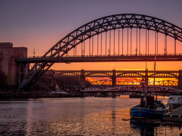 NEWCASTLE UPON TYNE, TYNE AND WEAR / UK - JANEIRO 20: Pôr do sol sobre — Fotografia de Stock