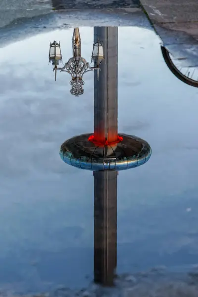 BRIGHTON, EAST SUSSEX/UK - JANUARY 26 : Reflection of i360 in Br — Stock Photo, Image