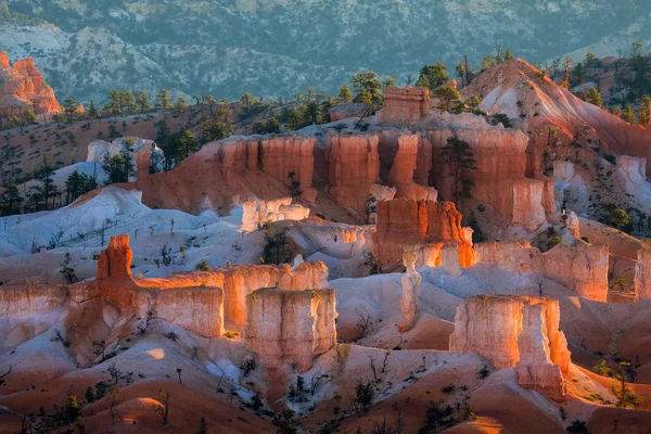 Zářící skalní útvary v Bryce Canyon — Stock fotografie