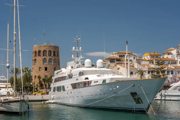 Puerto Banus, Andalucia i Hiszpanii - 26 maja: Widok luksusowy jacht — Zdjęcie stockowe