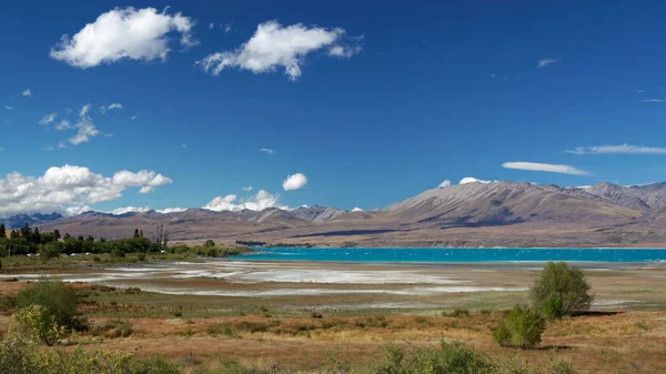 Vista lejana del lago Tekapo en un día de verano — Foto de Stock