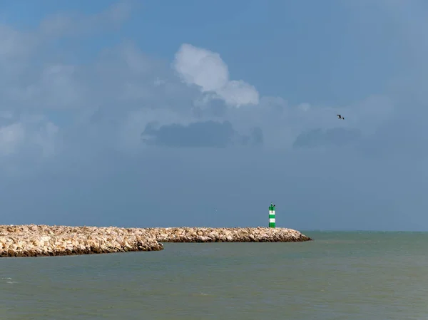 Lagos, algarve / portugal - 5. märz: leuchtturm in lagos, algarve — Stockfoto