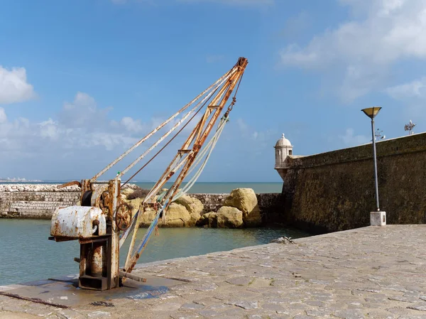 Lagos, Algarve/Portugal - 5 mars: Gammal kran utanför Fort Ponta — Stockfoto
