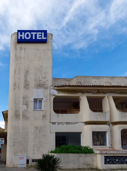 Quarteira, süd-algarve / portugal - märz 7: verfallenes hotel — Stockfoto