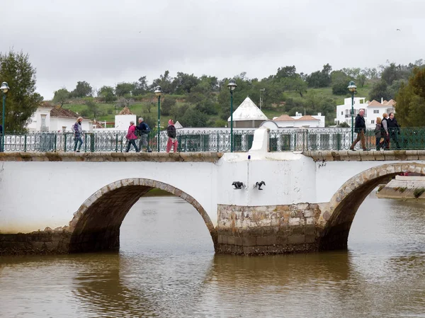 TAVIRA, ALGARVA DEL SUR / PORTUGAL - 8 DE MARZO: Puente sobre la Ri —  Fotos de Stock