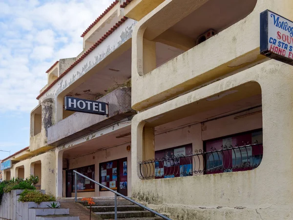 QUARTEIRA, SOUTHERN ALGARVE / PORTUGAL - MARCH 7: Derelict Hotel — стоковое фото