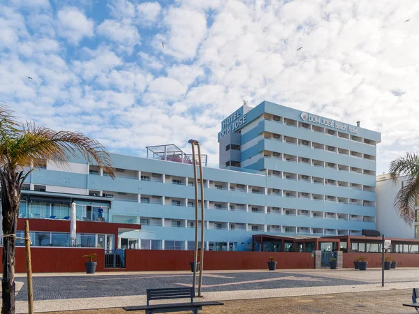 Quarteira, zuidelijke Algarve/Portugal - 10 maart: Dom Jose Beach — Stockfoto