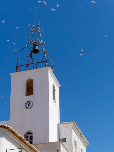 Albufeira, zuidelijke Algarve/Portugal - 10 maart: Klokkentoren van — Stockfoto