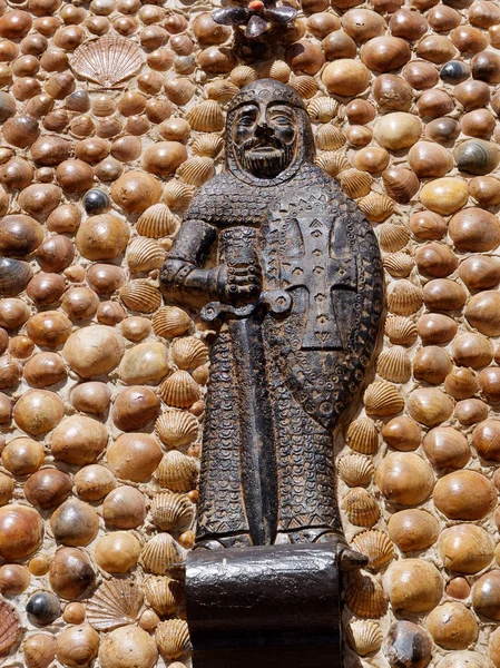 ALBUFEIRA, ALGARVA DEL SUR / PORTUGAL - 10 DE MARZO: Estatua de un Kn — Foto de Stock