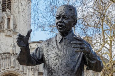 Londra/İngiltere'de - 21 Mart: Nelson Mandela M üzerinde Londra anıt