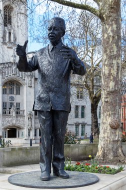 Londra/İngiltere'de - 21 Mart: Nelson Mandela M üzerinde Londra anıt