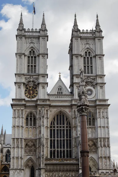 LONDRES / UK - 21 DE MARZO: Vista exterior de la Abadía de Westminster en Lon — Foto de Stock