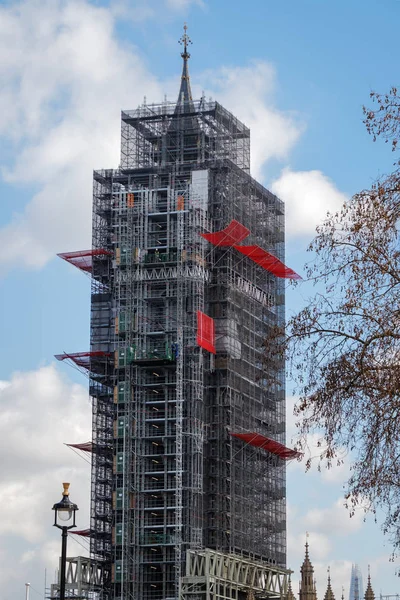 LONDRES / ROYAUME-UNI - 21 MARS : Vue de Big Ben couverte d "échafaudages — Photo