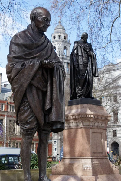 ЛОНДОН / Великобритания - 21 марта: Памятник Махатме Ганди в Лондоне на M — стоковое фото