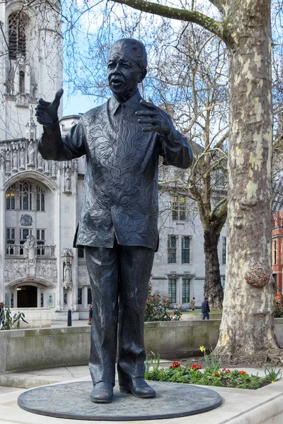 Londra/İngiltere'de - 21 Mart: Nelson Mandela M üzerinde Londra anıt — Stok fotoğraf