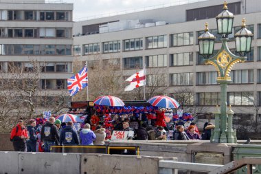 Londra/İngiltere'de - 21 Mart: Westminster Brid üzerinde popüler Hediyelik eşya dükkanı