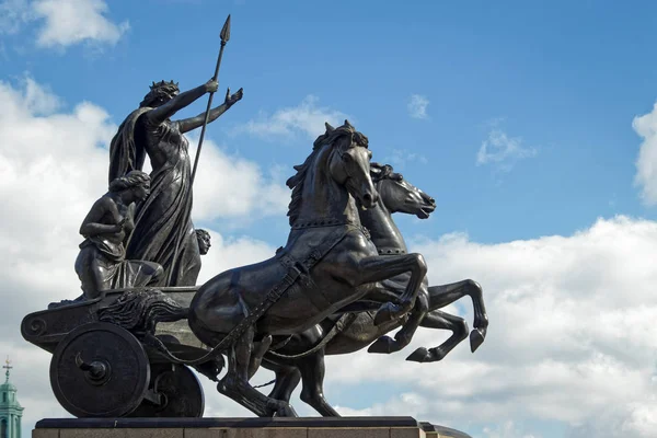伦敦/英国-3月21日: 布迪卡纪念碑在伦敦在3月2日 — 图库照片