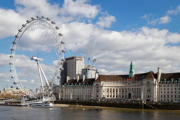 ЛОНДОН / Великобритания - 21 марта: Вид на Лондонский глаз и здания — стоковое фото