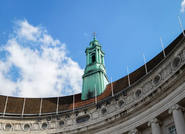 Londen/Uk - 21 maart: De groene toren van het oude County Hall-Bu — Stockfoto