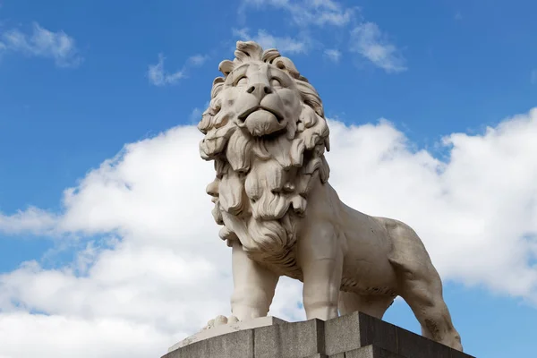 LONDRES / RU - 21 DE MARZO: El león de South Bank en Westminster Bridge —  Fotos de Stock