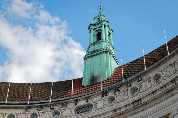 London/Storbritannien - 21 mars: Gröna tornet på gamla County Hall Bu — Stockfoto