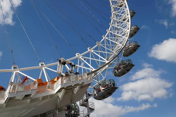 LONDON / UK - MARCH 21: View of the London Eye i London mars – stockfoto