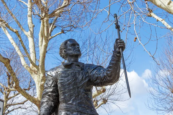 伦敦/英国-3月21日: 劳伦斯·奥利弗在伦敦的雕像 — 图库照片