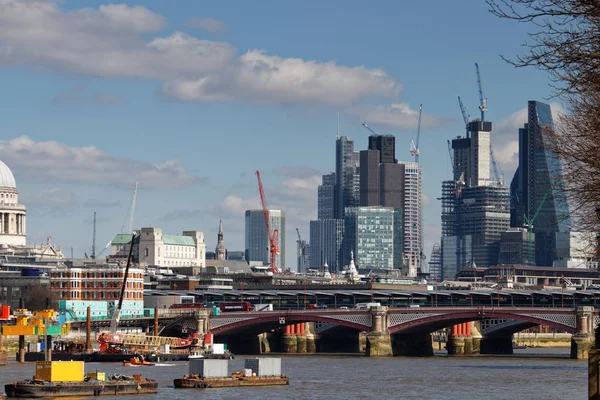 LONDON/UK - MARCH 21 : View down the Thames to the City of Londo — Stock Photo, Image