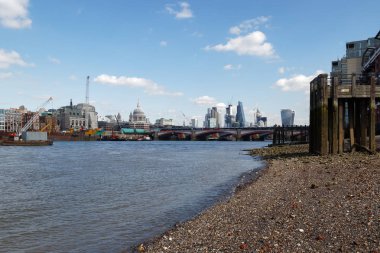 Londra/İngiltere'de - 21 Mart: Thames Londo şehir için aşağı görünüm