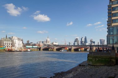 Londra/İngiltere'de - 21 Mart: Thames Londo şehir için aşağı görünüm