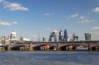 Londra/İngiltere'de - 21 Mart: Thames Londo şehir için aşağı görünüm