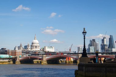 Londra/İngiltere'de - 21 Mart: Thames Londo şehir için aşağı görünüm