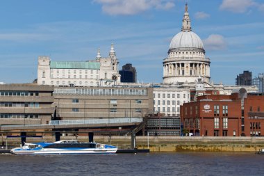 Londra/İngiltere'de - 21 Mart: St Paul Katedrali arasında Tha