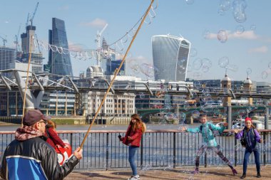 Londra/İngiltere'de - 21 Mart: Tarih boyunca South Bank Londra'da Bubbles