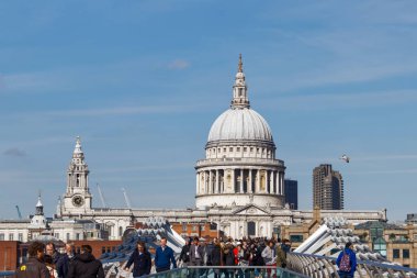 Londra/İngiltere'de - 21 Mart: St Paul Katedrali gökyüzünde