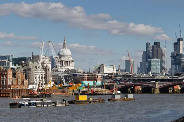 LONDON/UK - MARCH 21 : View down the Thames to the City of Londo — Stock Photo, Image