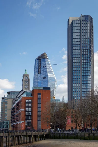 Londyn/Uk - 21 marca: Nowe budynki przez Oxo Tower w Londynie — Zdjęcie stockowe