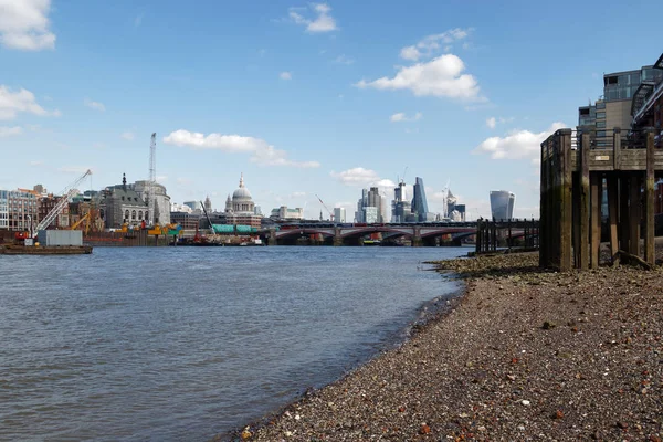 Londra/İngiltere'de - 21 Mart: Thames Londo şehir için aşağı görünüm